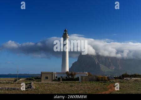 San Vito lo Capo, Italie - 4 janvier 2024 : vue sur le phare de Capo San Vito avec Monte Monaco derrière dans le nord-ouest de la Sicile Banque D'Images