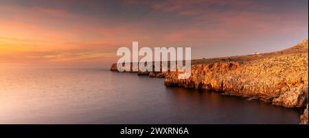 Panorama paysage vue sur les falaises et le rivage accidenté à Pont d'en Gil dans le nord-est de Minorque près de Ciutadella au coucher du soleil Banque D'Images