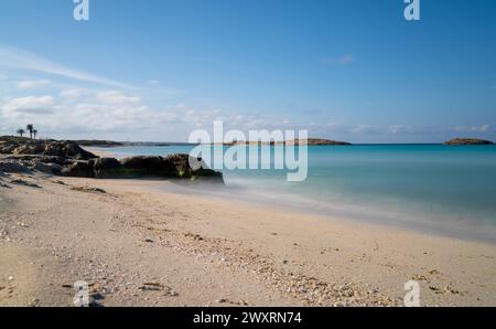 Une belle plage de sable doré vide à l'isthme Platja de ses Illetes sur l'île de Formentera Banque D'Images