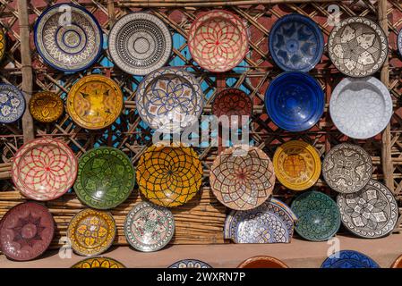 De nombreux bols et plateaux colorés sont exposés dans une boutique traditionnelle marocaine d'art et d'artisanat Banque D'Images