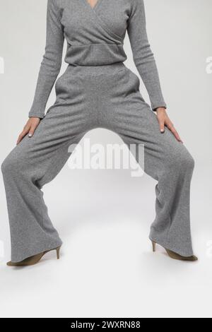 Série de photos de studio de mannequin féminin dans un ensemble gris tricoté, collection de mode automne hiver. Banque D'Images