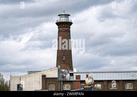 le phare intérieur helios à cologne ehrenfeld contre un ciel nuageux sombre Banque D'Images