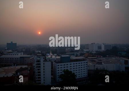 Chiang mai, Chiang mai, Thaïlande. 2 avril 2024. Le soleil se lève à travers une épaisse couche de brume au-dessus de Chiang mai, Thaïlande alors que les niveaux quotidiens de PM 2,5 ont dépassé 213 microgrammes par mètre cube, ce qui en fait la ville la plus polluée sur Terre. Au cours des derniers mois, la ville a été surmontée par des niveaux extrêmement élevés de PM 2,5 en raison d'une combinaison de nombreux feux de forêt dans les zones environnantes ainsi que de la combustion non réglementée des déchets agricoles. La ville est célèbre dans le monde entier comme une destination touristique préférée, connue pour sa cuisine et son patrimoine culturel unique. (Crédit image : © Adryel Talamantes/ Banque D'Images