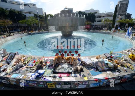 Mars 2024, Kikar Dizengoff, tel-Aviv, Israël. Un mémorial pour les victimes du massacre d'Israéliens du 7 octobre par le terroriste Hammas. Banque D'Images