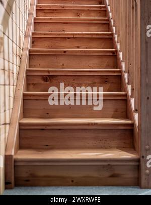 Une vue verticale d'un escalier intérieur en bois dans une maison Banque D'Images