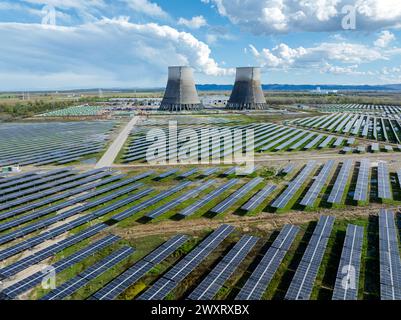 Trino, Italie - 1er avril 2024 : du nucléaire au photovoltaïque : une centrale solaire a été construite sur une superficie de 130 hectares, avec 160 000 modules Banque D'Images