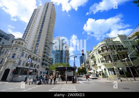 Bâtiments modernes par de vieux bâtiments rénovés à l'angle de Allenby St et Rothschild Boulevard à tel-Aviv, Israël. Banque D'Images