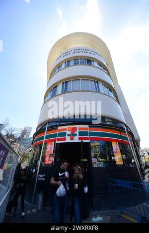 Une boutique 7 Eleven sous l'hôtel poli House sur la rue Alenby à tel-Aviv, Israël. Banque D'Images