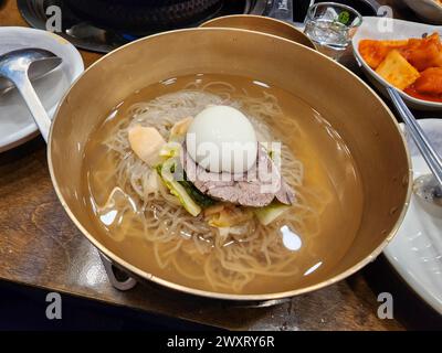 Pyongyang Naengmyeon, un plat de nouilles froides d'origine nord-coréenne qui se compose de nouilles longues et minces faites à la main. Banque D'Images