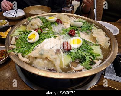 Eobok-jaengban, pot chaud de bœuf de style pyeongyang, un plat fait de bouillon de bœuf clair avec poitrine pressée, langue de boeuf, légumes. Banque D'Images