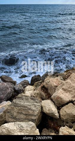 Vagues qui s'écrasent contre les rochers de la côte de Malaga Banque D'Images