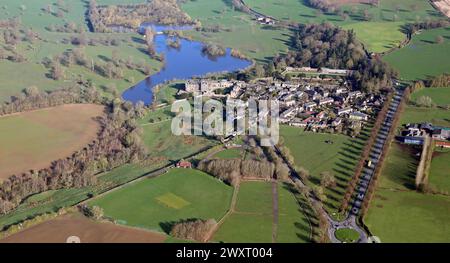 Vue aérienne du village de Ripley près de Harrogate, avec le château de Ripley et le lac proéminents Banque D'Images