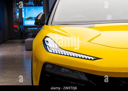 Vue rapprochée des phares de voiture. Banque D'Images