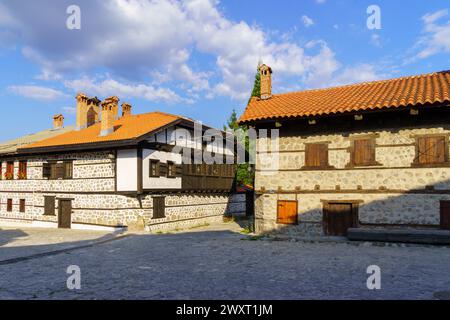 Bansko, Bulgarie - 30 septembre 2023 : scène de rue avec des bâtiments typiques, des habitants et des visiteurs, à Bansko, dans le sud-ouest de la Bulgarie Banque D'Images