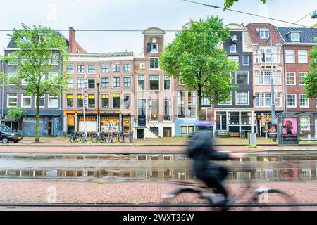 Amsterdam, pays-Bas - 12 juin 2019 : vue d'une journée avec des maisons et des habitants néerlandais typiques à Muiderstraat, Amsterdam, pays-Bas. Banque D'Images