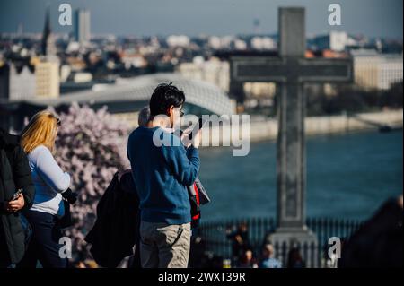 Touristes à Budapest sur la colline Gellért avec le pont de la liberté en arrière-plan Banque D'Images