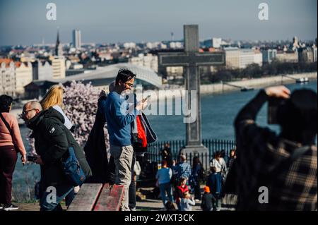 Touristes à Budapest sur la colline Gellért avec le pont de la liberté en arrière-plan Banque D'Images