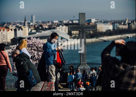 Touristes à Budapest sur la colline Gellért avec le pont de la liberté en arrière-plan Banque D'Images