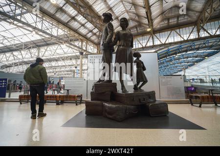 Londres 2 avril 2024 . Le monument national Windrush par Basil Watson à la gare de Waterloo, qui commémore les immigrants des Antilles britanniques arrivés au Royaume-Uni à bord du HMT Empire Windrush en 1948. Les militants ont critiqué le ministère de l'intérieur pour les retards après que plusieurs personnes sont mortes sans recevoir de paiements. Credit : amer Ghazzal/Alamy Live News Banque D'Images