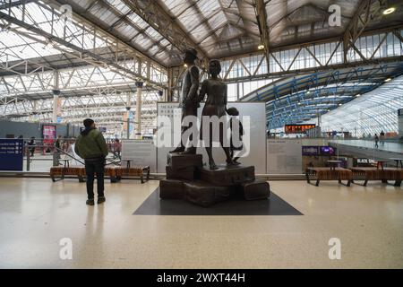 Londres 2 avril 2024 . Le monument national Windrush par Basil Watson à la gare de Waterloo, qui commémore les immigrants des Antilles britanniques arrivés au Royaume-Uni à bord du HMT Empire Windrush en 1948. Les militants ont critiqué le ministère de l'intérieur pour les retards après que plusieurs personnes sont mortes sans recevoir de paiements. Credit : amer Ghazzal/Alamy Live News Banque D'Images