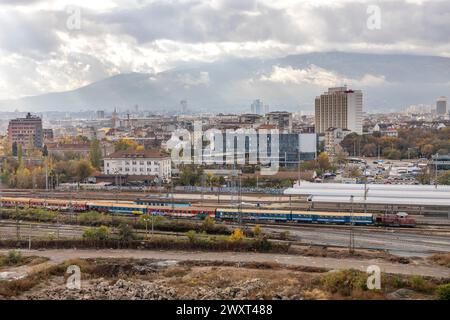 Sofia, Bulgarie - 1er novembre 2023 : vue générale de la gare centrale de Sofia, Bulgarie. Banque D'Images