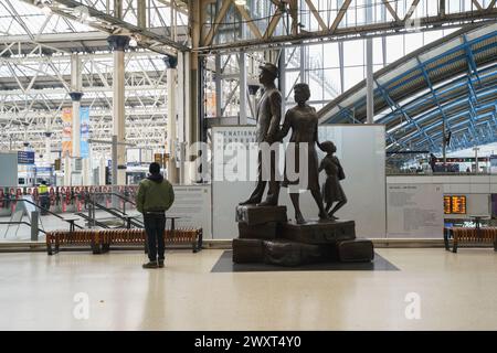 Londres 2 avril 2024 . Le monument national Windrush par Basil Watson à la gare de Waterloo, qui commémore les immigrants des Antilles britanniques arrivés au Royaume-Uni à bord du HMT Empire Windrush en 1948. Les militants ont critiqué le ministère de l'intérieur pour les retards après que plusieurs personnes sont mortes sans recevoir de paiements. Credit : amer Ghazzal/Alamy Live News Banque D'Images