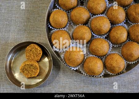 Gulab doux indien jamun et morichoor / Bundi Laddu en plaque de laiton de forme ronde, vue rapprochée Banque D'Images