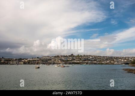 La ville et le port de Falmouth, Cornouailles, Royaume-Uni, vus du petit village de Flushing de l'autre côté de la rivière Penryn Banque D'Images