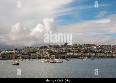 La ville et le port de Falmouth, Cornouailles, Royaume-Uni, vus du petit village de Flushing de l'autre côté de la rivière Penryn Banque D'Images