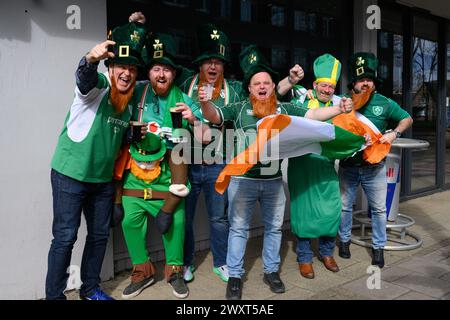 Les fans de rugby irlandais itinérants se rassemblent dans les pubs autour du terrain avant que l'Angleterre affronte l'Irlande dans le championnat de rugby des six Nations au Twickenham Stadium de Londres. Banque D'Images