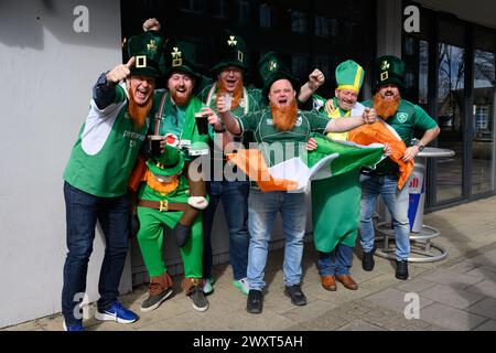 Les fans de rugby irlandais itinérants se rassemblent dans les pubs autour du terrain avant que l'Angleterre affronte l'Irlande dans le championnat de rugby des six Nations au Twickenham Stadium de Londres. Banque D'Images