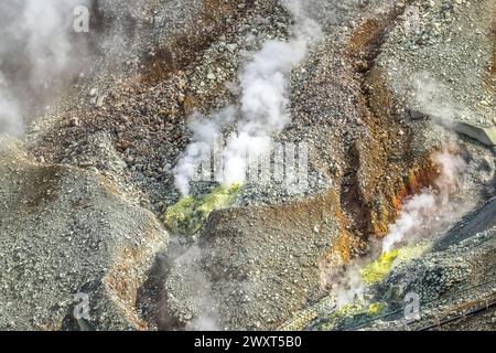 Évents de soufre actifs dans la vallée volcanique de Ōwakudani à Hakone, préfecture de Kanagawa, Japon. Champ de soufre à vapeur près du mont Fuji. Banque D'Images