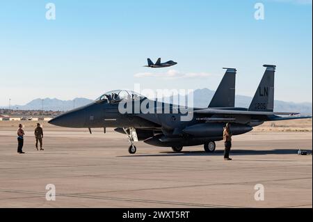 Un F-15E Strike Eagle affecté au 492nd Fighter Squadron, RAF Lakenheath, Angleterre, se prépare à quitter la base aérienne de Nellis, Nevada Banque D'Images