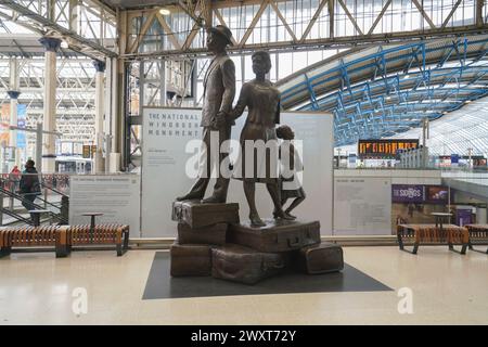 Londres 2 avril 2024 . Le monument national Windrush par Basil Watson à la gare de Waterloo, qui commémore les immigrants des Antilles britanniques arrivés au Royaume-Uni à bord du HMT Empire Windrush en 1948. Les militants ont critiqué le ministère de l'intérieur pour les retards après que plusieurs personnes sont mortes sans recevoir de paiements. Credit : amer Ghazzal/Alamy Live News Banque D'Images