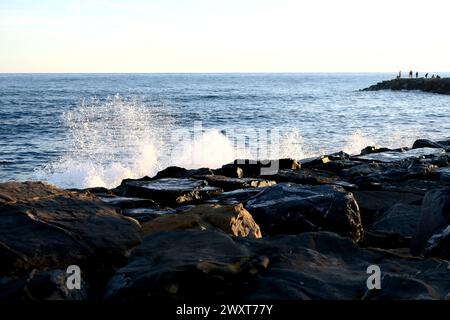 Quelques vagues s'écrasant sur un rivage rocheux Banque D'Images