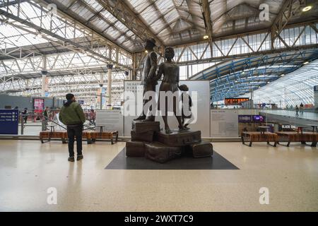 Londres 2 avril 2024 . Le monument national Windrush par Basil Watson à la gare de Waterloo, qui commémore les immigrants des Antilles britanniques arrivés au Royaume-Uni à bord du HMT Empire Windrush en 1948. Les militants ont critiqué le ministère de l'intérieur pour les retards après que plusieurs personnes sont mortes sans recevoir de paiements. Credit : amer Ghazzal/Alamy Live News Banque D'Images