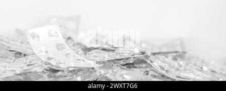 Paquet de médicaments usagés. Paquet de blisters argentés en tas. Emballage blister en plastique vide. Traitement et concept médicamenteux. Banque D'Images