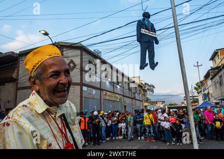 Brûlure traditionnelle de Judas, le dimanche de Pâques, pendant la semaine Sainte dans le quartier populaire de Cementerio à Caracas, Venezuela, où une poupée répresentin Banque D'Images