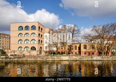 Berlin, Allemagne, 6 mars 2024 : bâtiments anciens et neufs le long du remblai nord de la rivière Spree Banque D'Images