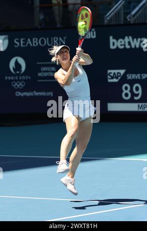 Gabriela Dabrowski saute pour un revers à l'Open de Miami le 31 mars 2024 à Miami Gardens, FL. Sofia Kenin/Bethanie Mattek-Sands ont battu Gabriela Dabrowski/Erin Routliffe 4-6, 7-6(5), 11-9 en finale des doubles féminins. (Crédit : Paul Fong/image du sport) Banque D'Images