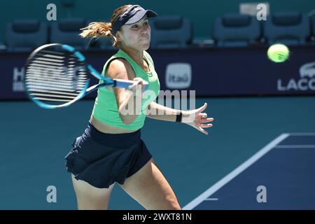 Sofia Kenin frappe un avant-garde à l'Open de Miami le 31 mars 2024 à Miami Gardens, FL. Sofia Kenin/Bethanie Mattek-Sands ont battu Gabriela Dabrowski/Erin Routliffe 4-6, 7-6(5), 11-9 en finale des doubles féminins. (Crédit : Paul Fong/image du sport) Banque D'Images