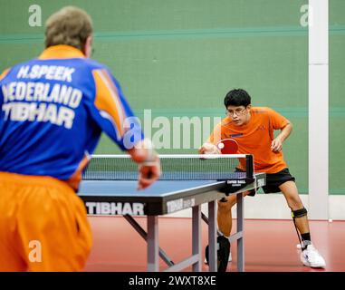 ARNHEM - Hans Speek et Israel Bartelink pendant l'entraînement de para-tennis de table à Papendal. Les athlètes paralympiques de TeamNL se préparent pour les Jeux Paralympiques de Paris. ANP SEM VAN DER WAL Banque D'Images