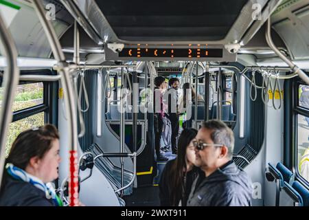 Edmonds, Washington, États-Unis. 31 mars 2024. Un groupe de navetteurs monte à bord du bus inaugural de la Swift Orange Line, marquant le lancement d'une nouvelle ère dans les transports publics dans le comté de Snohomish. Samedi, Community transit a officiellement ouvert sa ''ligne orange Swift''. Le projet de 83 millions de dollars est la troisième ligne du service de transport rapide par autobus Swift (BRT) de l'organisme. Il s'agit d'un itinéraire de 18 miles reliant Edmonds College, Alderwood Mall et Mill Creek ainsi que la future station de métro léger de Lynnwood. (Crédit image : © Chin Hei Leung/SOPA images via ZUMA Press Wire) USAGE ÉDITORIAL SEULEMENT! Pas pour Banque D'Images