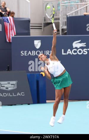Leylah Fernandez sert à l'Open de Miami le 24 mars 2024 à Miami Gardens, FL. Jessica Pegula a battu Leylah Fernandez 7-5, 6-4 au troisième tour. (Crédit : Paul Fong/image du sport) Banque D'Images