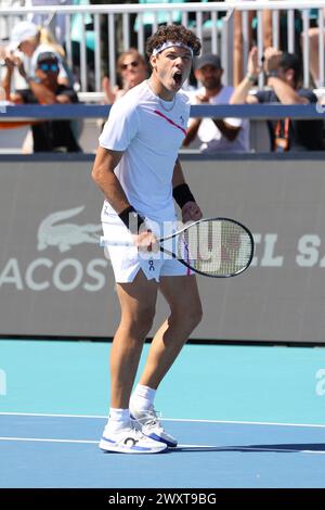 Ben Shelton célèbre un événement au Miami Open le 24 mars 2024 à Miami Gardens, FL. Ben Shelton a battu Martin Ladaluce 6-3, 6-4 au deuxième tour. (Crédit : Paul Fong/image du sport) Banque D'Images
