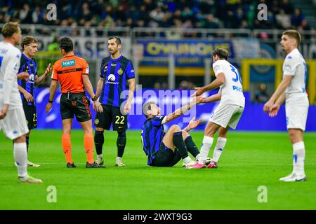 Milan, Italie. 01 avril 2024. Francesco Acerbi (15 ans) de l'Inter et Simone Bastoni (30 ans) d'Empoli ont vu dans le match de série A entre Inter et Empoli à Giuseppe Meazza à Milan. (Crédit photo : Gonzales photo - Tommaso Fimiano). Banque D'Images