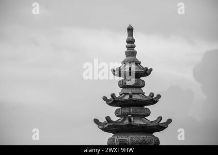 Pagode bouddhiste traditionnelle dans la pagode long son à Nha Trang. Vietnam. Tour de pagode à côté de Bouddha endormi. arrière-plan isolé. Photo noir et blanc Banque D'Images