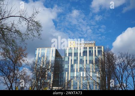 Belgrade, Serbie, 17 mars 2024 : bâtiment de la Raiffeisen Bank à New Belgrade. Raiffeisen Bank International RBI est une entité clé de la Rai décentralisée Banque D'Images