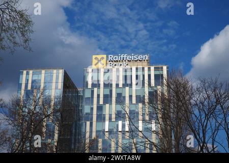 Belgrade, Serbie, 17 mars 2024 : bâtiment de la Raiffeisen Bank à New Belgrade. Raiffeisen Bank International RBI est une entité clé de la Rai décentralisée Banque D'Images