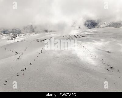 Vue aérienne drone de la station de ski de Gudauri en hiver. Montagnes du Caucase en Géorgie. Kudebi, Bidara, Sadzele, Kobi panorama aérien dans le caucase hiver mou Banque D'Images